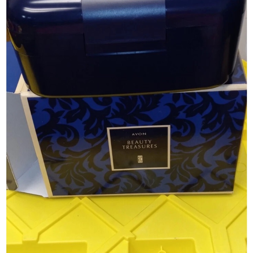 Avon Beauty Treasures Box